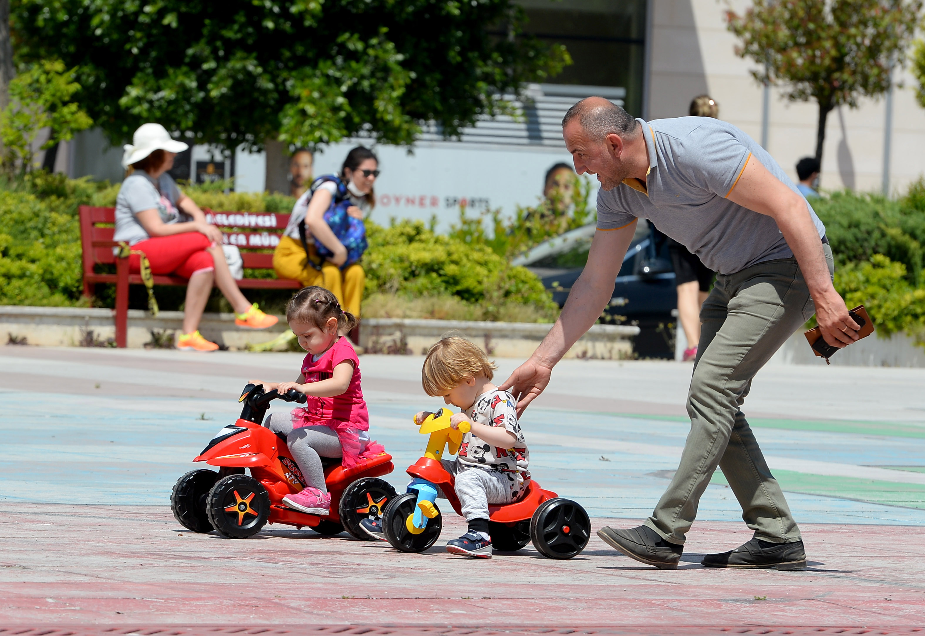 Antalya Da Cocuklar Park Ve Bahceleri Doldurdu Guncel Gazetebir