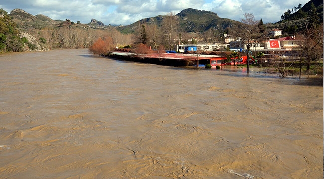 SERİK'TE IRMAK TAŞTI