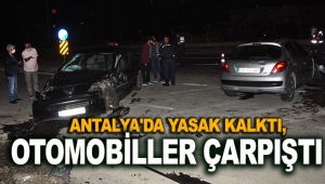 Antalya'da yasak kalktı, otomobiller çarpıştı: 4 yaralı