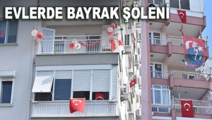Evlerde bayrak şöleni