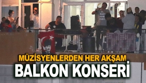 Müzisyenlerden her akşam balkon konseri