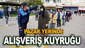 Pazar yerinde alışveriş kuyruğu
