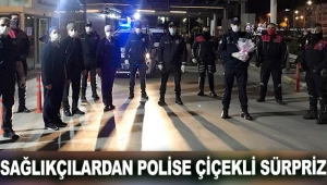 Sağlıkçılardan polise çiçekli sürpriz