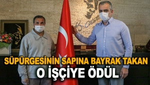 Süpürgesinin sapına bayrak takan işçiye ödül