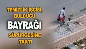 Temizlik işçisi, bulduğu bayrağı süpürgesine taktı