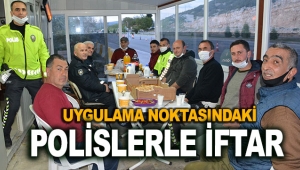 Uygulama noktasındaki polislerle iftar