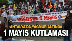 Yağmur altında 1 Mayıs kutlaması