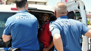 5 kilometre kaçtı, 2 polis aracına çarpınca yakalandı