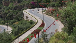 Antalya al bayraklarla süslendi