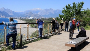 Antalya'da 65 yaş üstü, seyir terasından denizi izledi