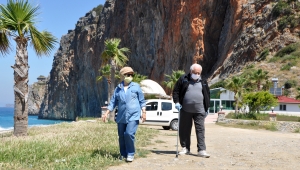 Antalya'da 65 yaş ve üzerinin sokak özgürlüğü keyfi