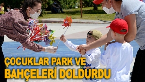 Antalya'da çocuklar park ve bahçeleri doldurdu