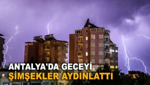Antalya'da geceyi şimşekler aydınlattı