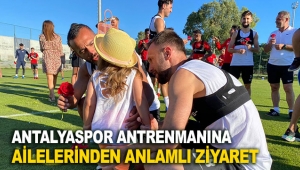Antalyaspor antrenmanına ailelerinden anlamlı ziyaret
