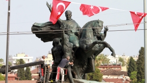 Atatürk heykeline bakım ve onarım
