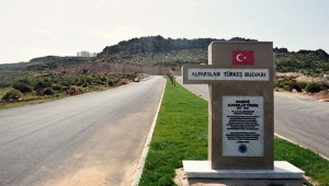 Bulvara Türkeş'in isim kitabesi dikildi