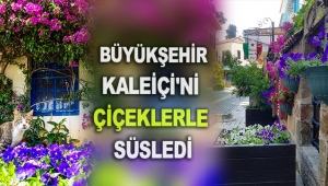 Büyükşehir Kaleiçi'ni çiçeklerle süsledi