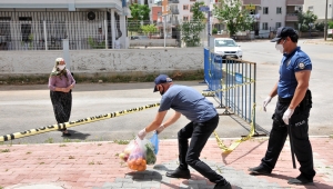 Karantina bölgesindeki annesi için pazar alışverişi yaptı
