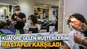 Kuaföre gelen müşterilerini maytapla karşıladı