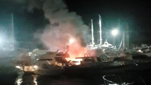 Marinada demirli teknede çıkan yangın korkuttu