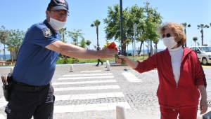 Polisten annelere çiçek sürprizi