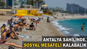 Antalya sahilinde, sosyal mesafeli kalabalık
