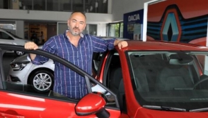 Araç almak isteyenler banka ve noterlerde kuyruk oluşturdu