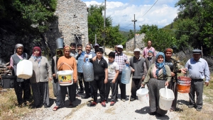 Bir damla suya hasret yaşıyorlar