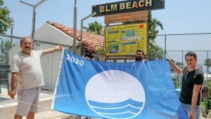 Plajda mavi bayrak sevinci