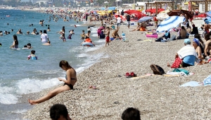 Plajlarda sosyal mesafe unutuldu