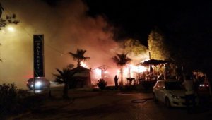 Antalya'da çıkan yangında restoran kül oldu