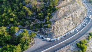 Antalya'da mesire alanı girişinde 2 kilometrelik piknik kuyruğu