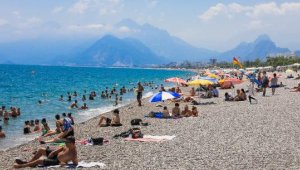Antalya'da sıcaktan bunalan sahile koştu