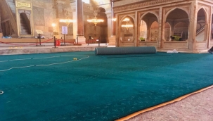 Ayasofya'nın halıları seriliyor