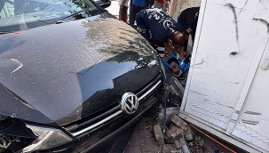 Başındaki kaskı, ölümden kurtardı