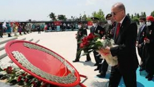Cumhurbaşkanı Erdoğan, 15 Temmuz Şehitler Anıtı'na çelenk bıraktı