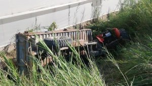 Devrilen traktörün sürücüsü öldü, babası yaralı