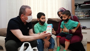 Halk Süt'te ilk süt paketini Başkan Böcek teslim etti