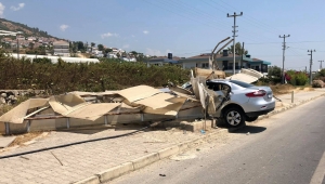 Otomobil alt geçide çarptı