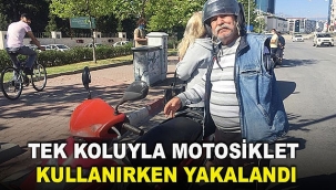 Tek koluyla motosiklet kullanırken yakalandı