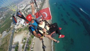 Aileler, paraşütle atlayarak otizme dikkat eçkti