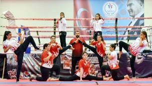 'Altın kızlar'dan 'kadına şiddete hayır' mesajı