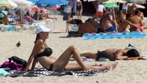Antalya'da hissedilen sıcaklık 47 derece; sahiller doldu