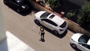 Park halindeki otomobilin camlarını kırdı