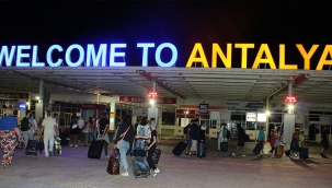 Rusya'dan Antalya'ya ilk uçakla 519 yolcu geldi
