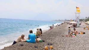 Yüksek nemden bunalan sahile ve çimlere koştu