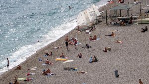 Antalya'da nem yüzde 80, sahile ilgi az