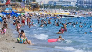 Antalya'da sıcaktan ve nemden bunalanlar sahile koştu, tedbirler unutuldu
