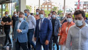 Bakan Çavuşoğlu'ndan Böcek'in tedavi gördüğü hastaneye ziyaret
