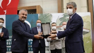 Başkan Sözen ödülünü aldı